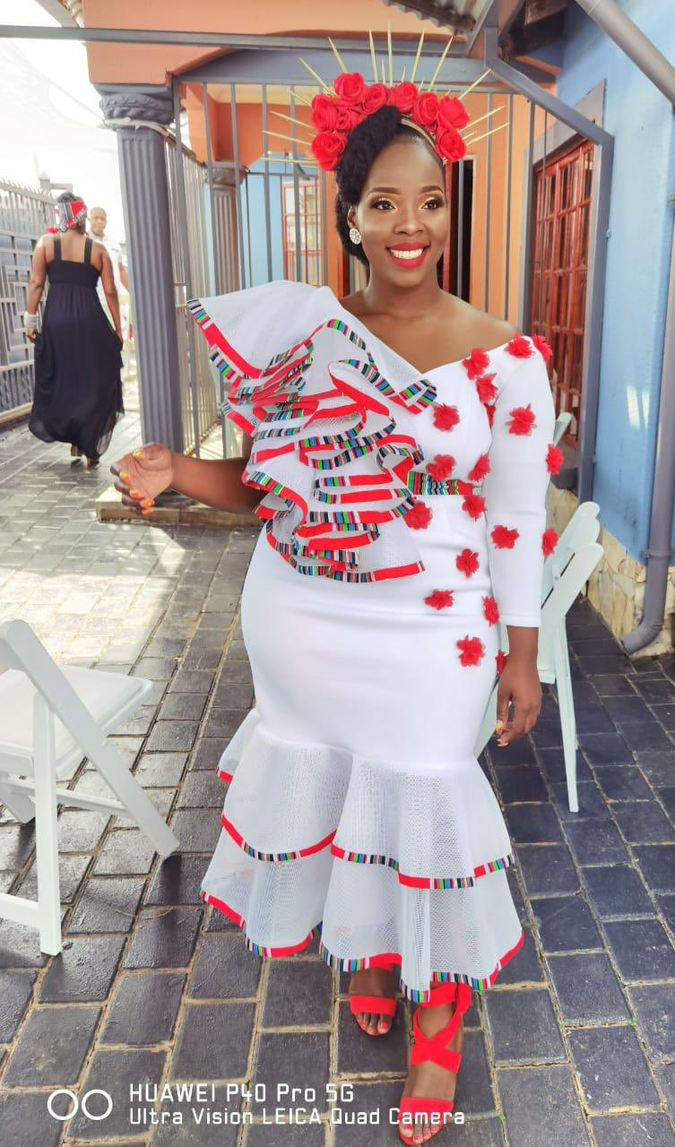 White Venda Dress with flowers and Tulle sleeves