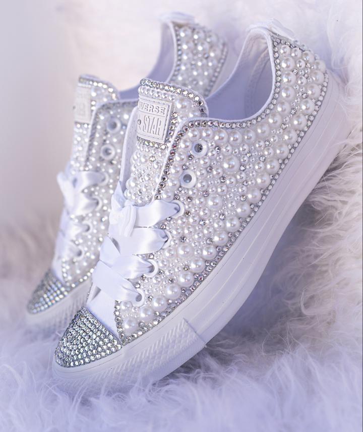 Bridal_wedding_sneakers_with_white_ribbon.jpg - 70.81 kB