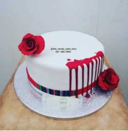 Simple Venda Cake with red flowers